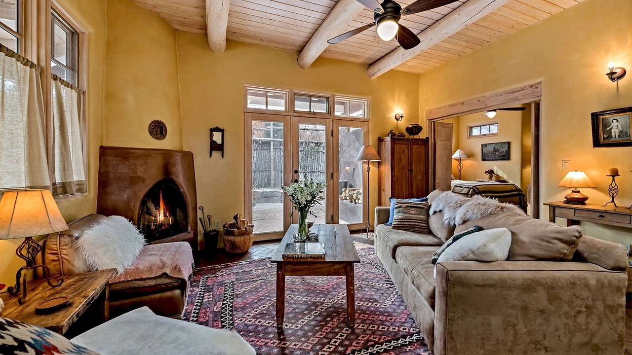 Photo of Livingroom in Historic Eastside