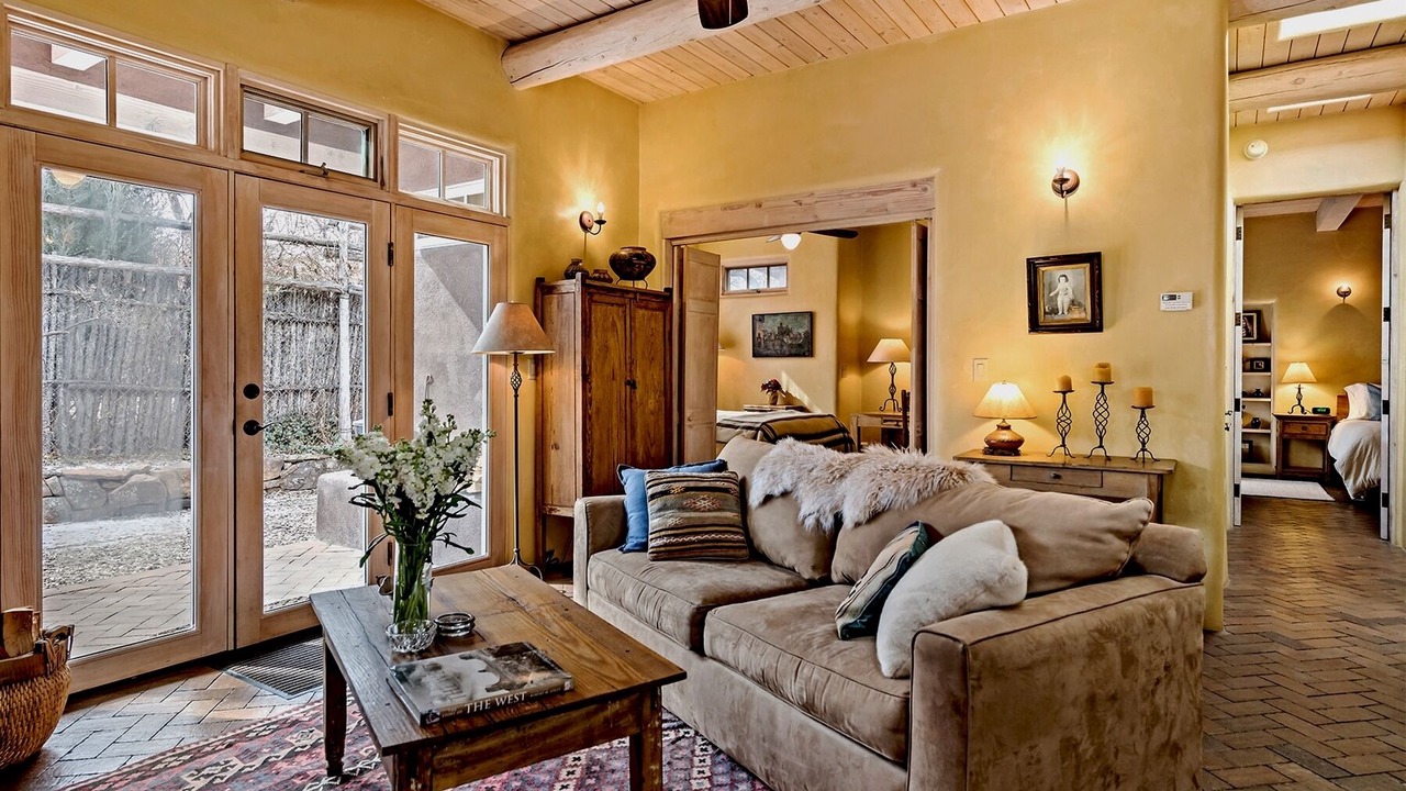 Photo of Livingroom in Historic Eastside