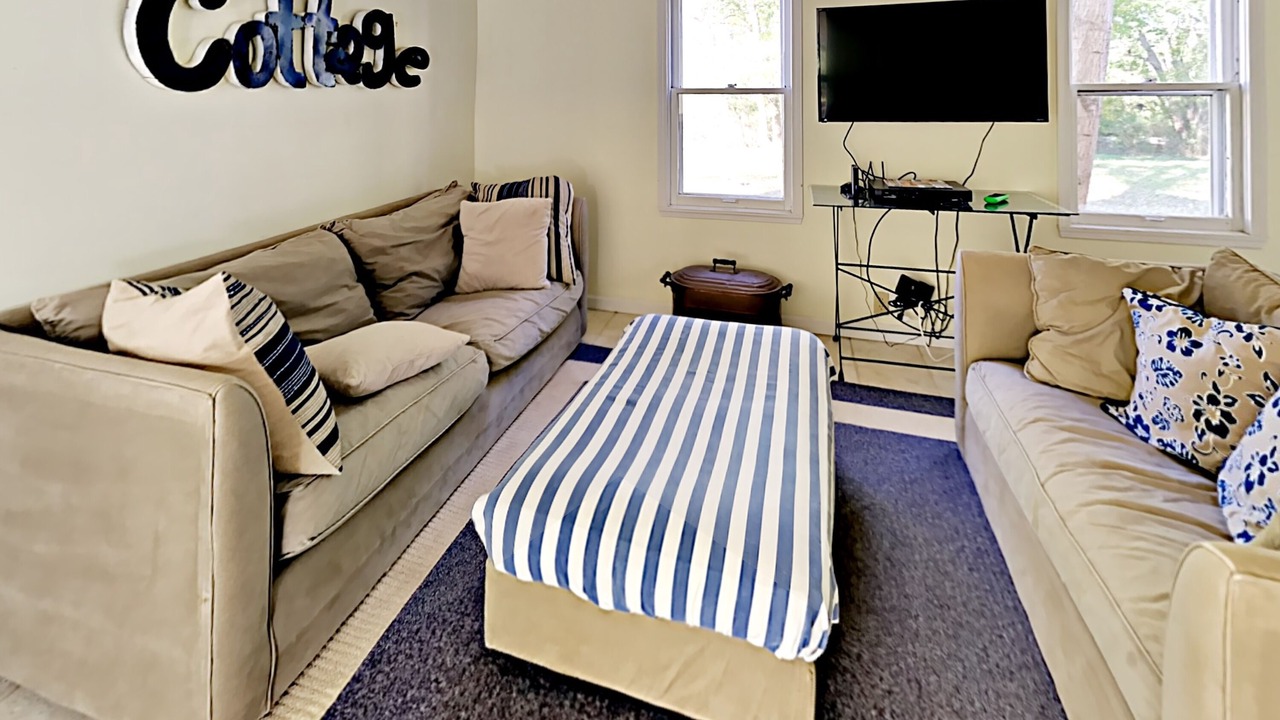 Photo of Livingroom in Glenn Haven Shores
