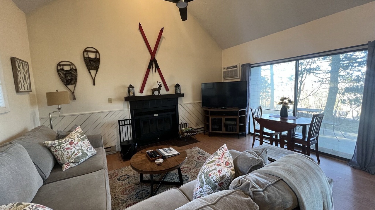 Photo of Livingroom in Nellysford