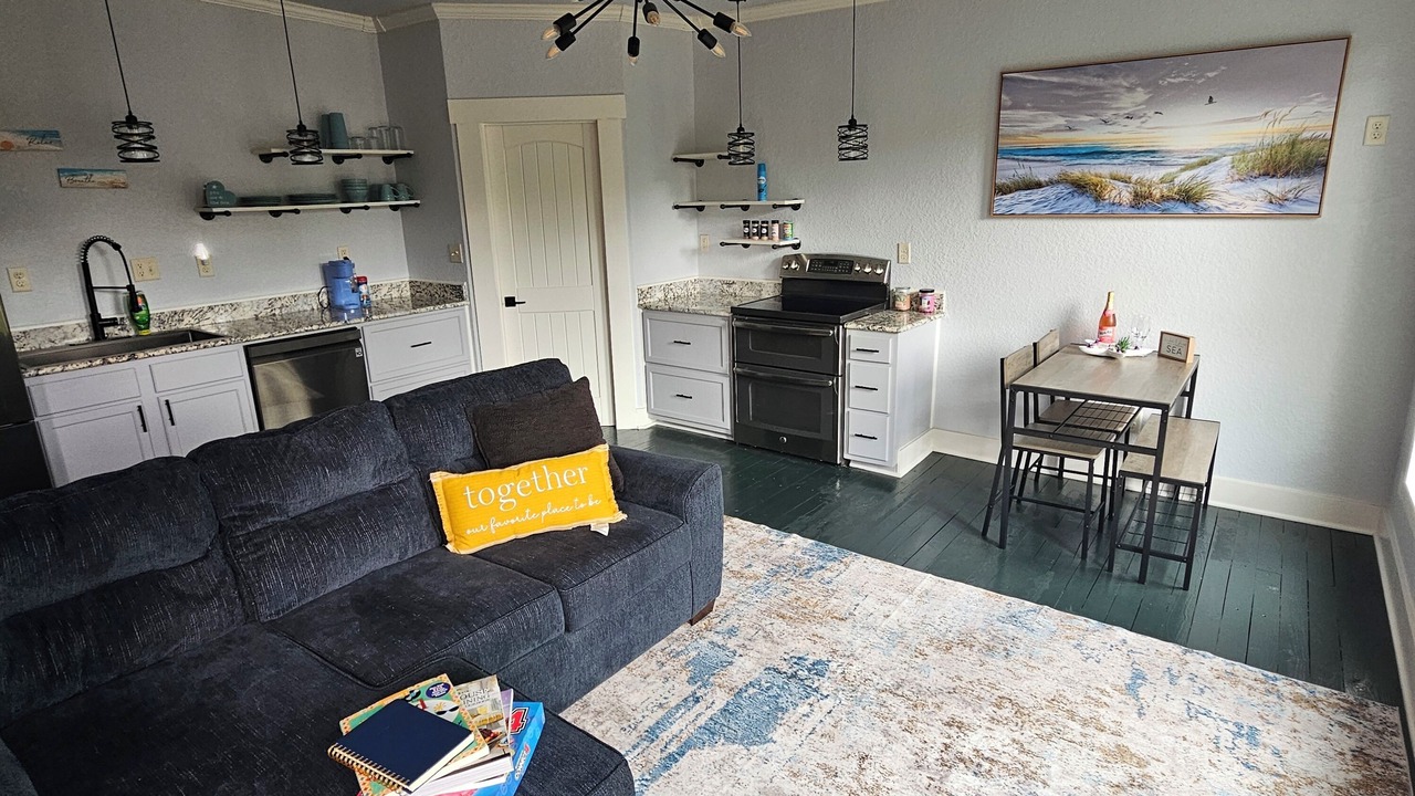 Photo of Livingroom in Bates