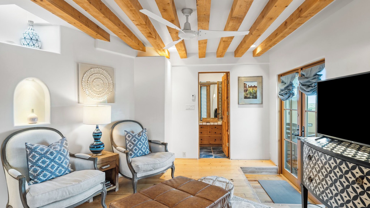 Photo of Livingroom in Historic Eastside