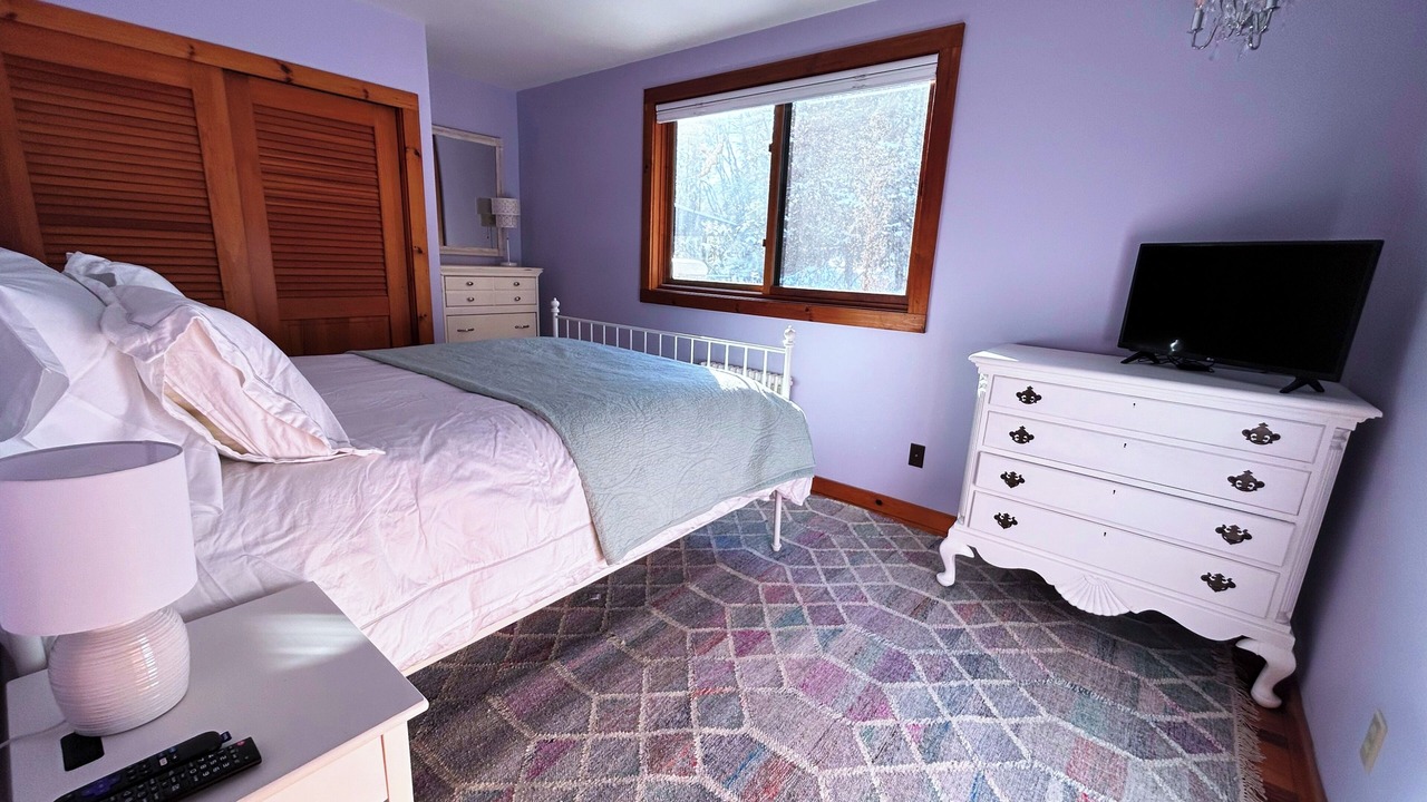 Photo of Bedroom in Leverett