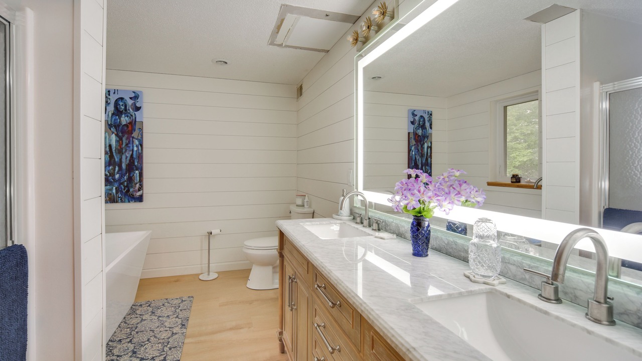 Photo of Bathroom in Siren