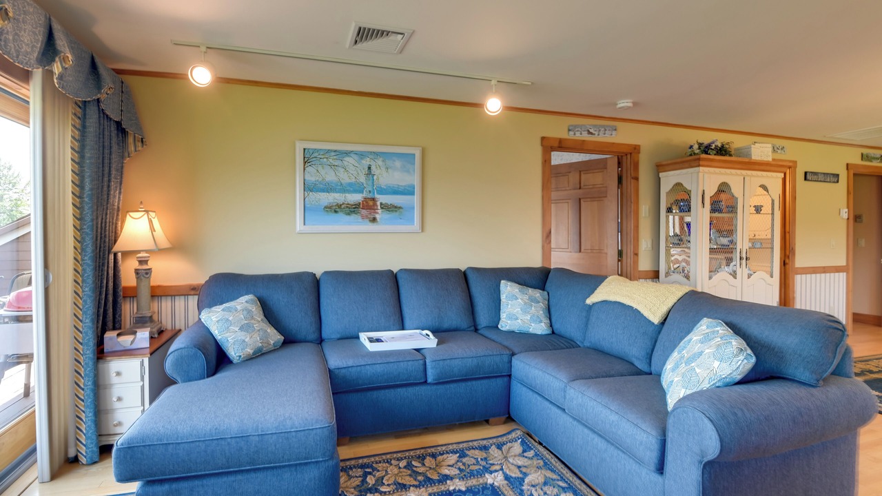 Photo of Livingroom in Newport Center