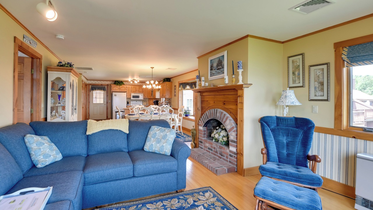 Photo of Livingroom in Newport Center