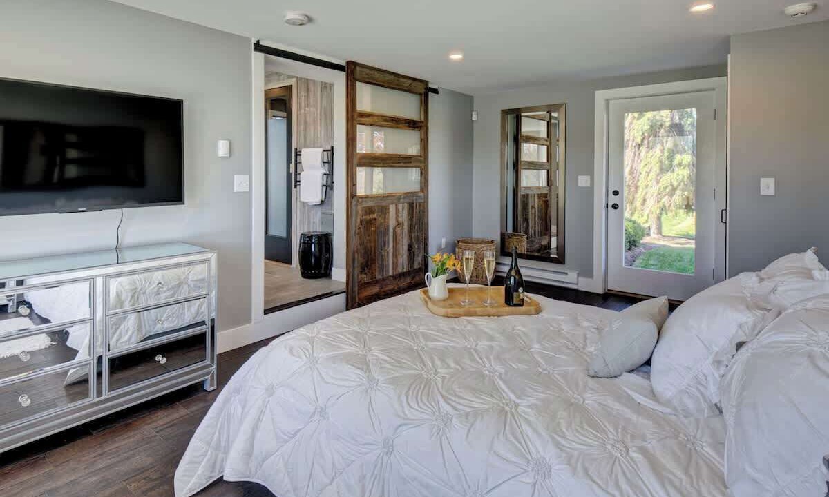 Photo of Bedroom in Lakeville