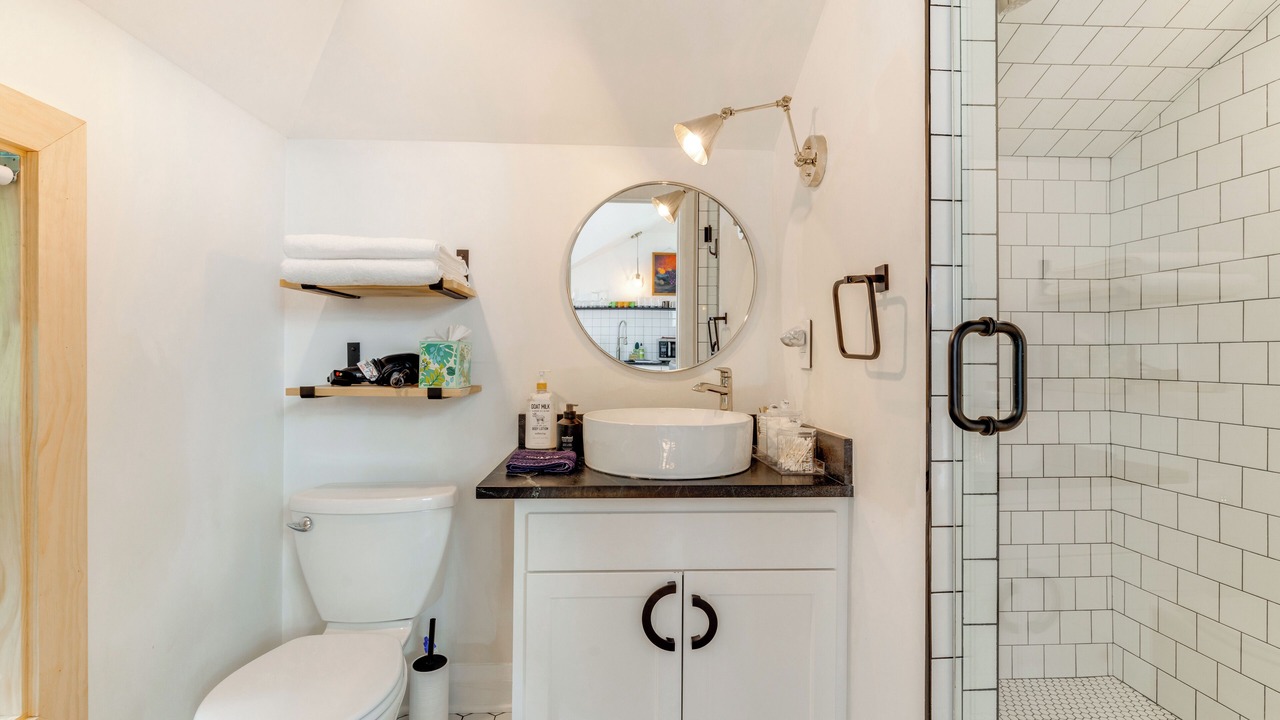 Photo of Bathroom in Calhoun Isles