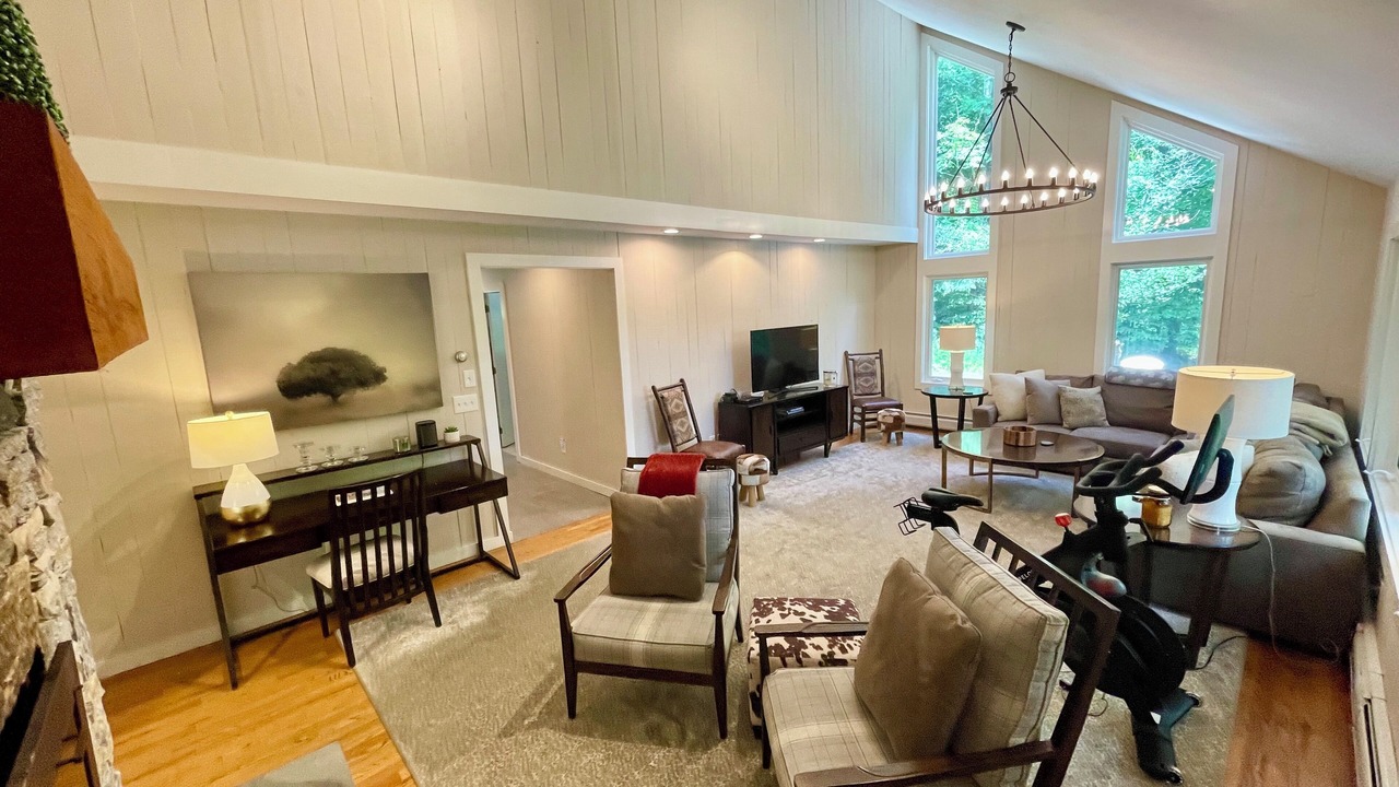 Photo of Livingroom in Warren