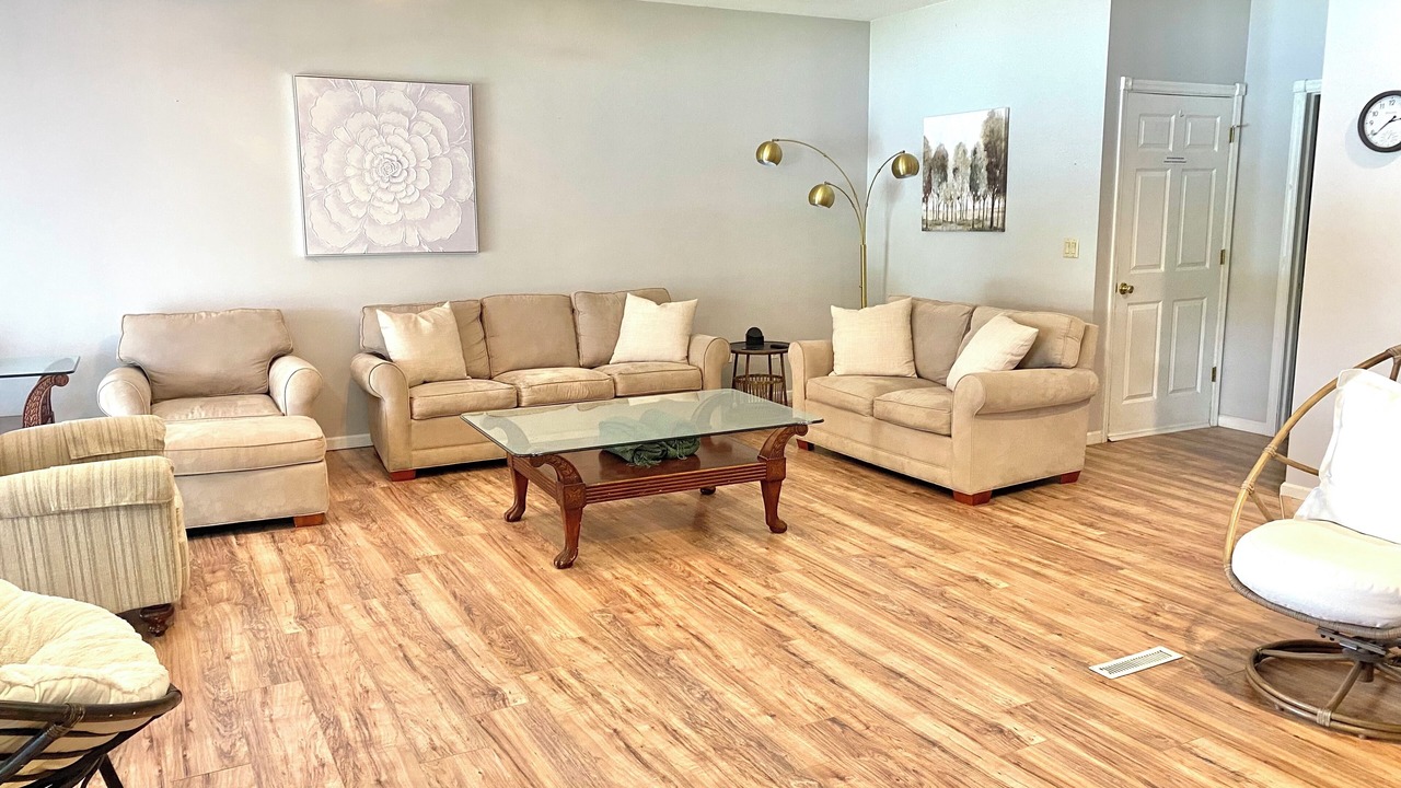 Photo of Livingroom in Queensbury