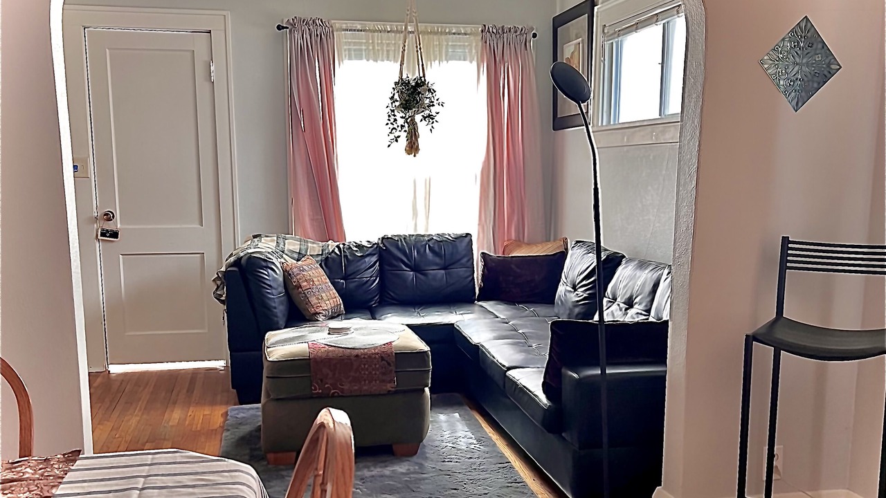 Photo of Livingroom in Summit - University
