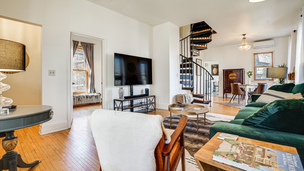 Photo of Livingroom in Summit - University