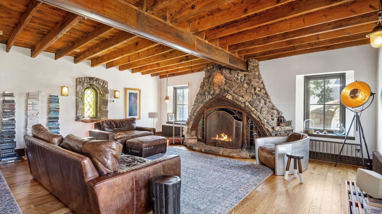 Photo of Livingroom in Downtown East