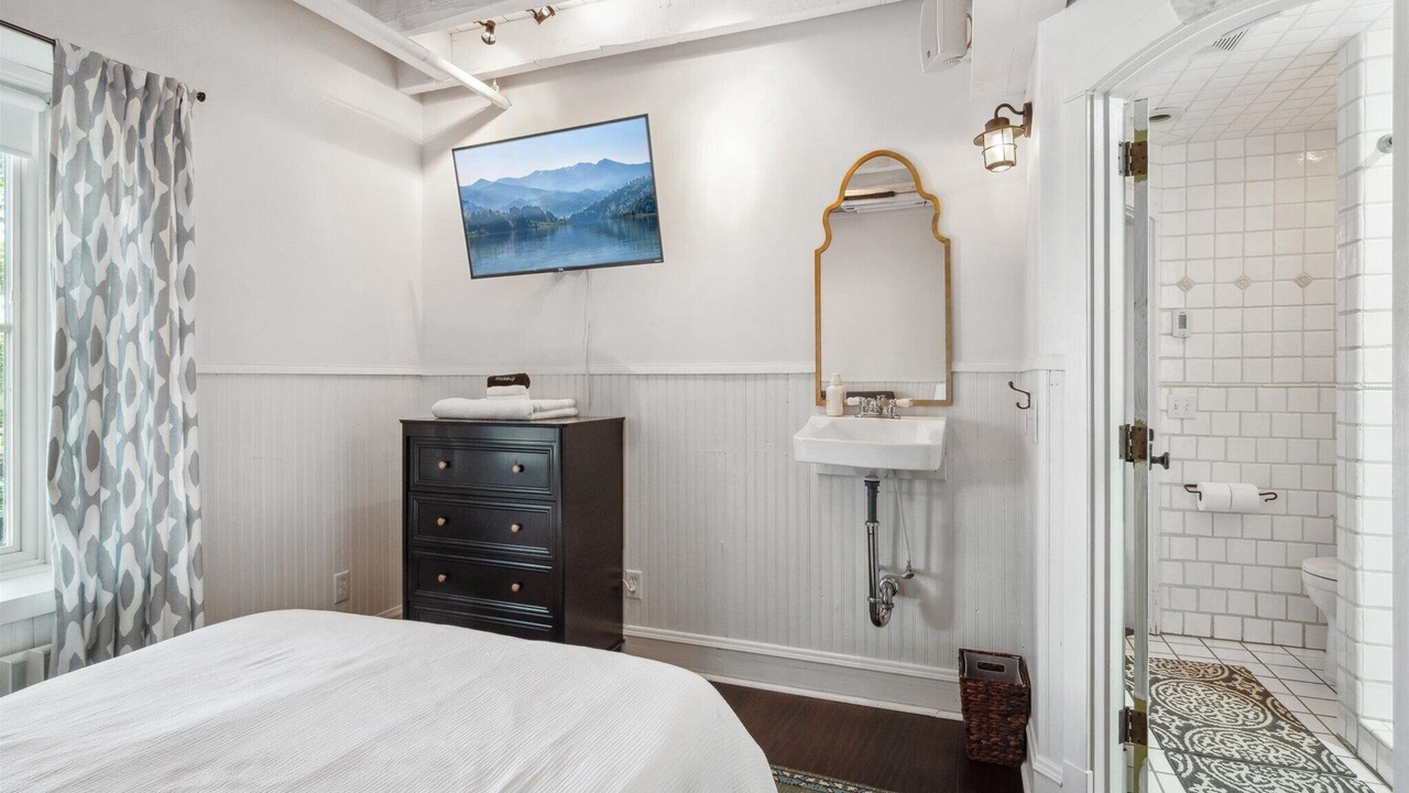 Photo of Bedroom in Downtown East