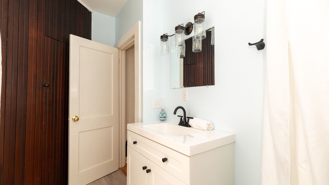 Photo of Bedroom in St. Albans Historic District