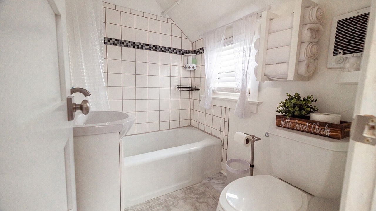 Photo of Bathroom in Ellis Historical District