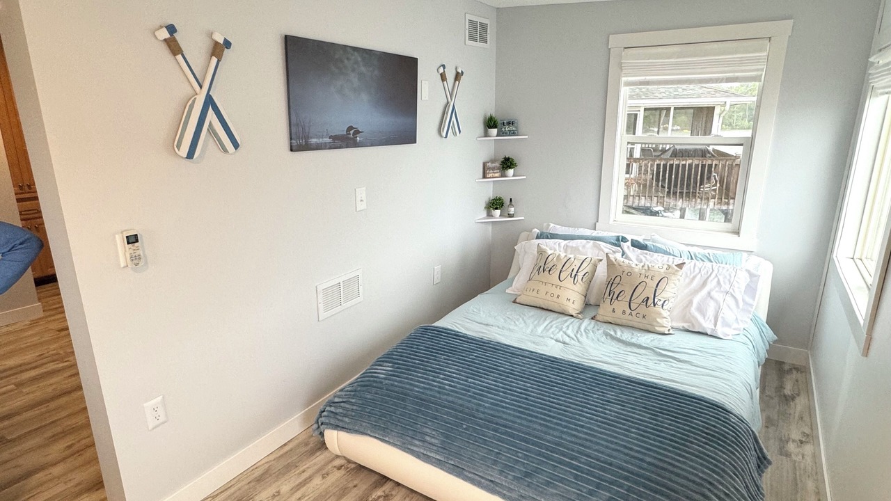 Photo of Bedroom in Maple Lake
