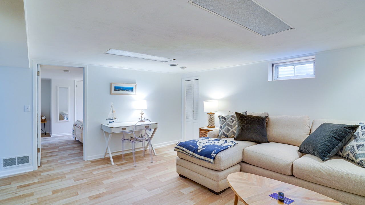 Photo of Livingroom in Deephaven