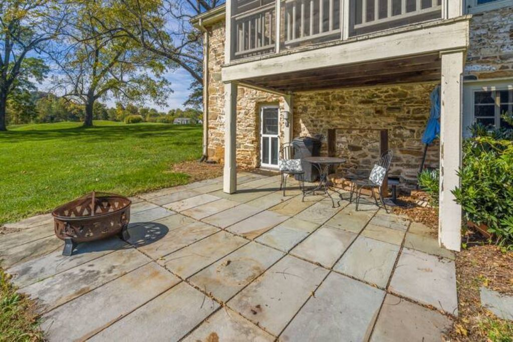 Photo of Outdoor in Round Hill