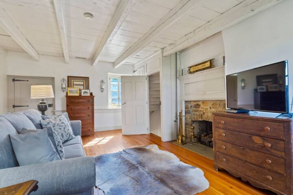 Photo of Livingroom in Round Hill