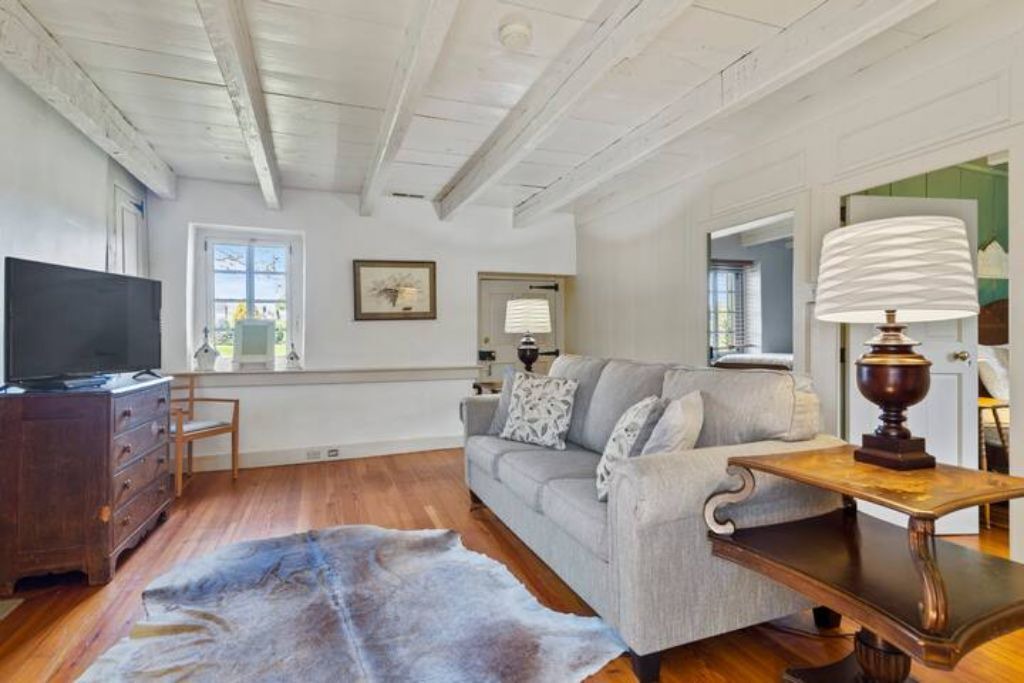 Photo of Livingroom in Round Hill