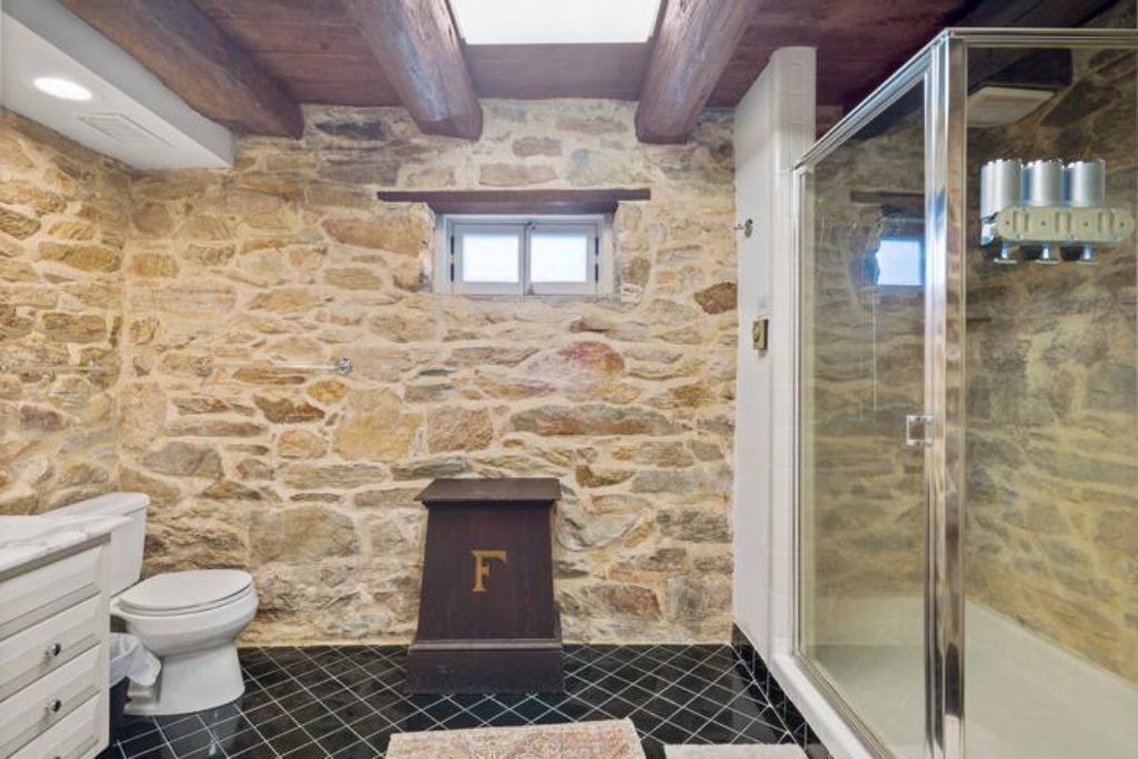 Photo of Bathroom in Round Hill