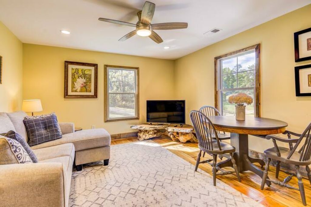 Photo of Livingroom in Round Hill