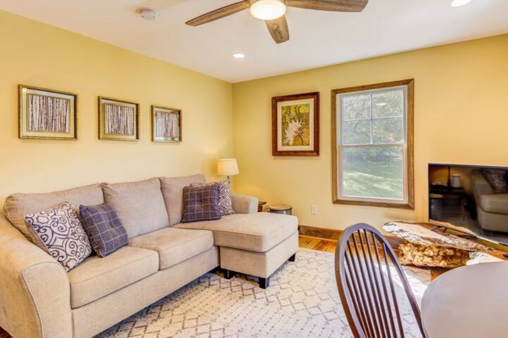 Photo of Livingroom in Round Hill