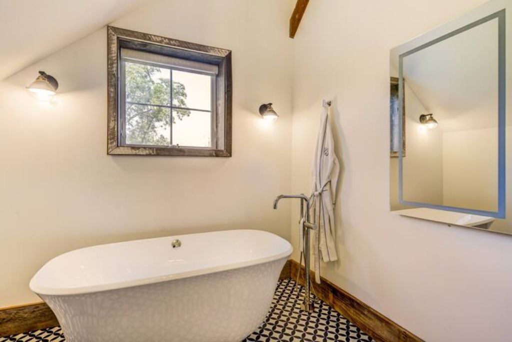 Photo of Bathroom in Round Hill