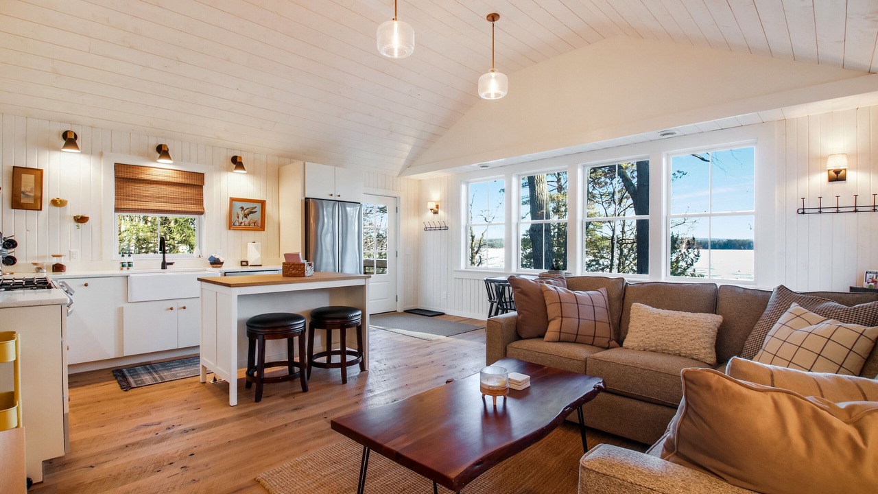 Photo of Livingroom in Northwoods Beach