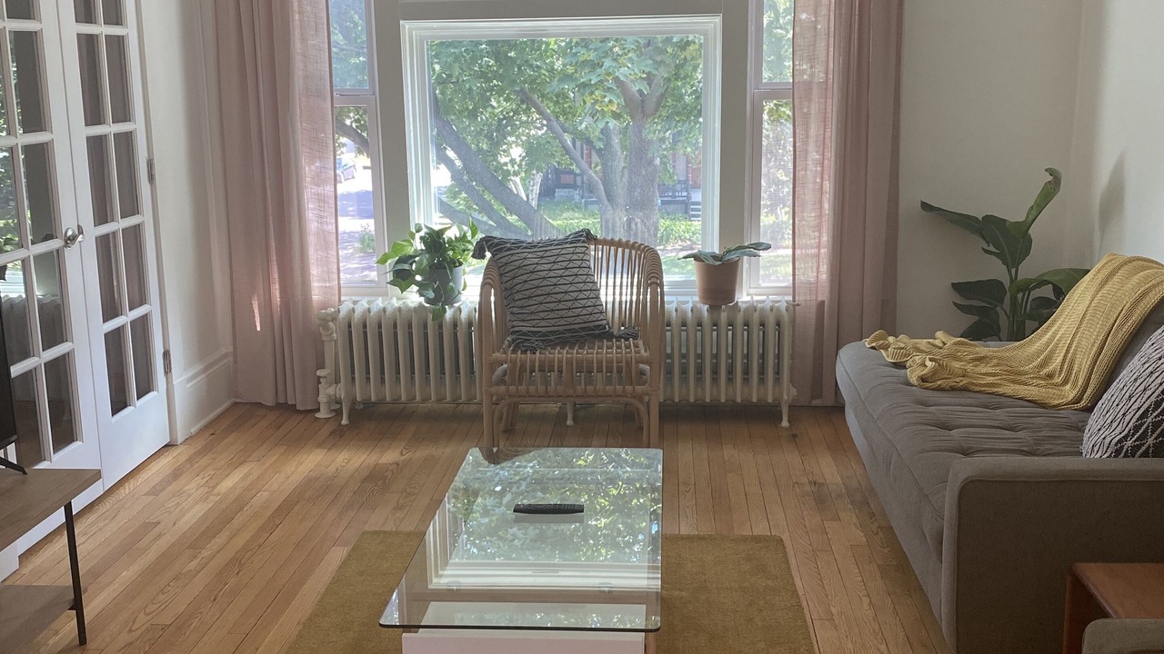 Photo of Livingroom in Summit - University