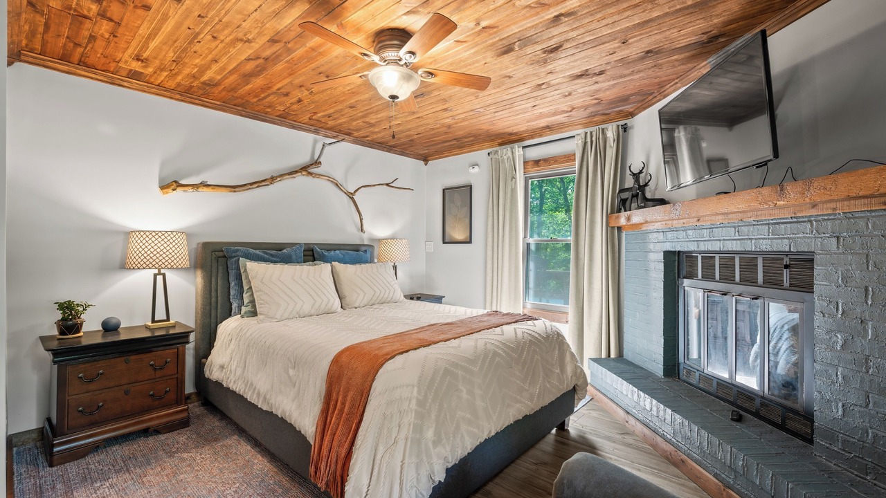 Photo of Bedroom in Helmsburg