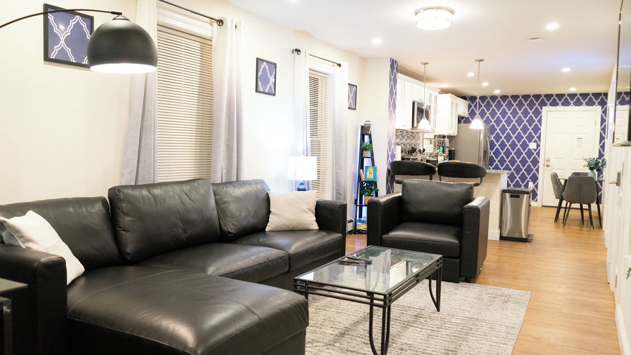 Photo of Livingroom in Dudley - Brunswick King