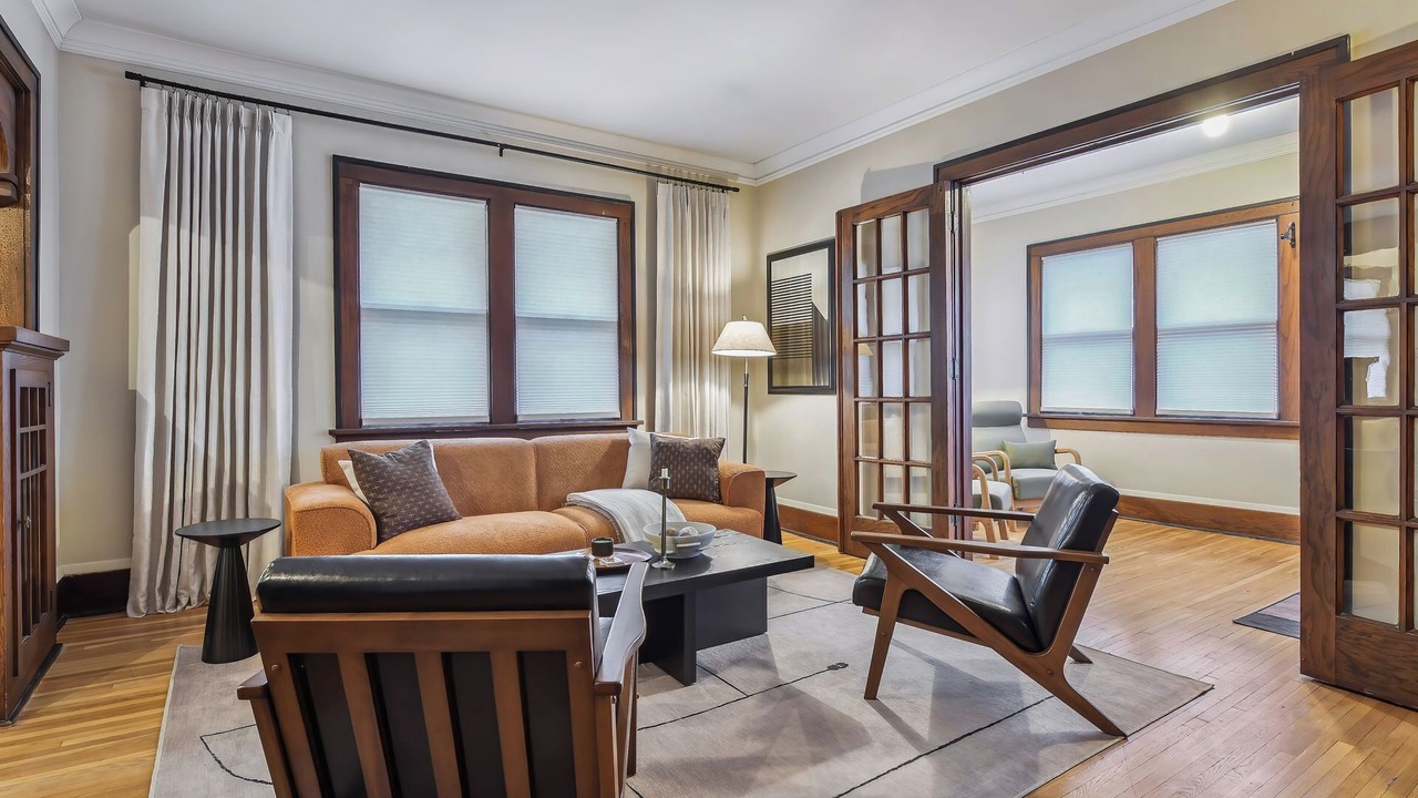 Photo of Livingroom in Summit - University
