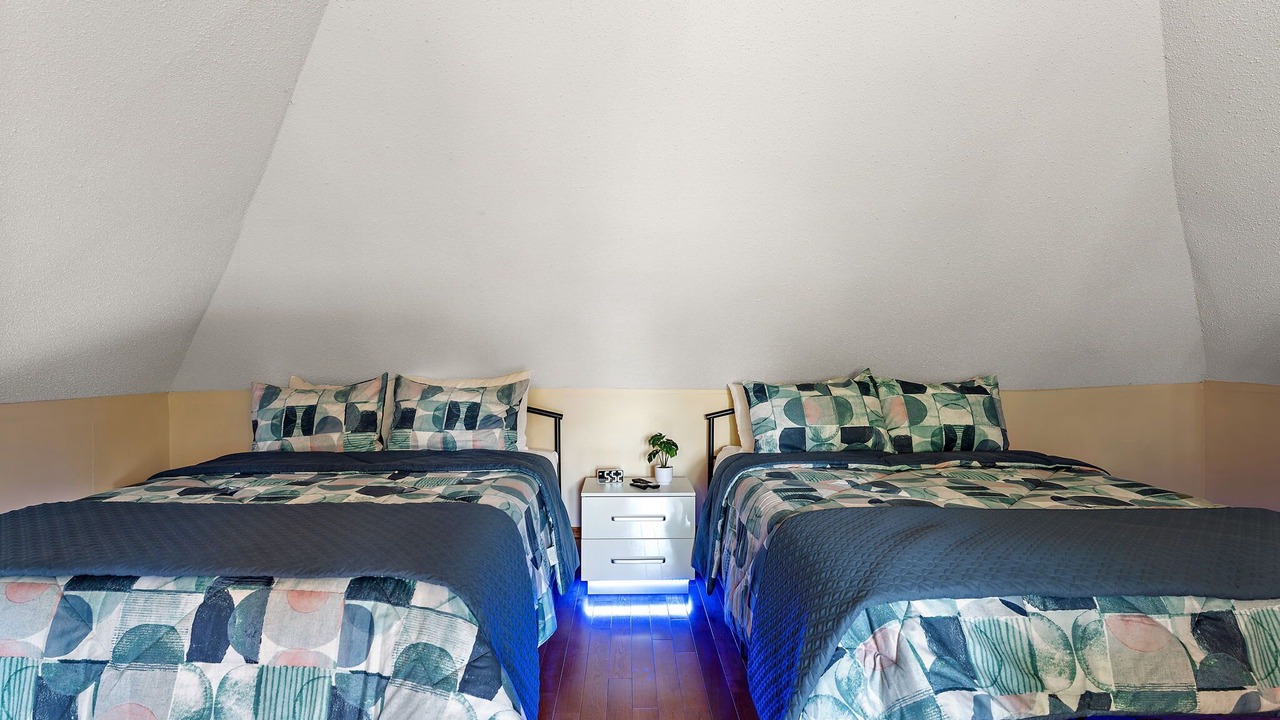 Photo of Bedroom in Lyn-Lake