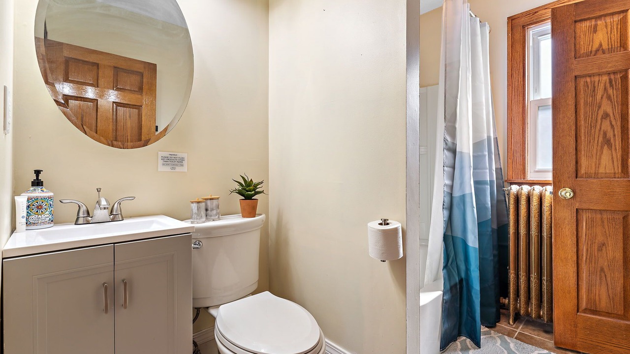 Photo of Bathroom in Lyn-Lake