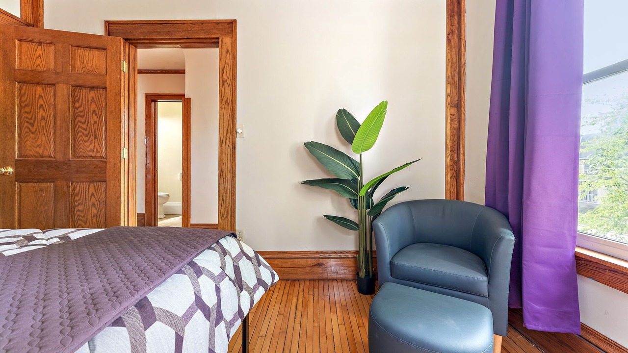 Photo of Bedroom in Lyn-Lake