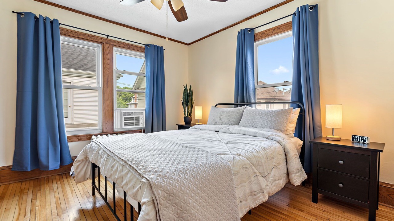 Photo of Bedroom in Lyn-Lake