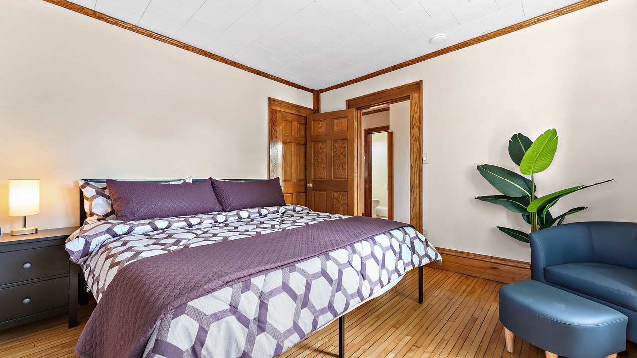 Photo of Bedroom in Lyn-Lake