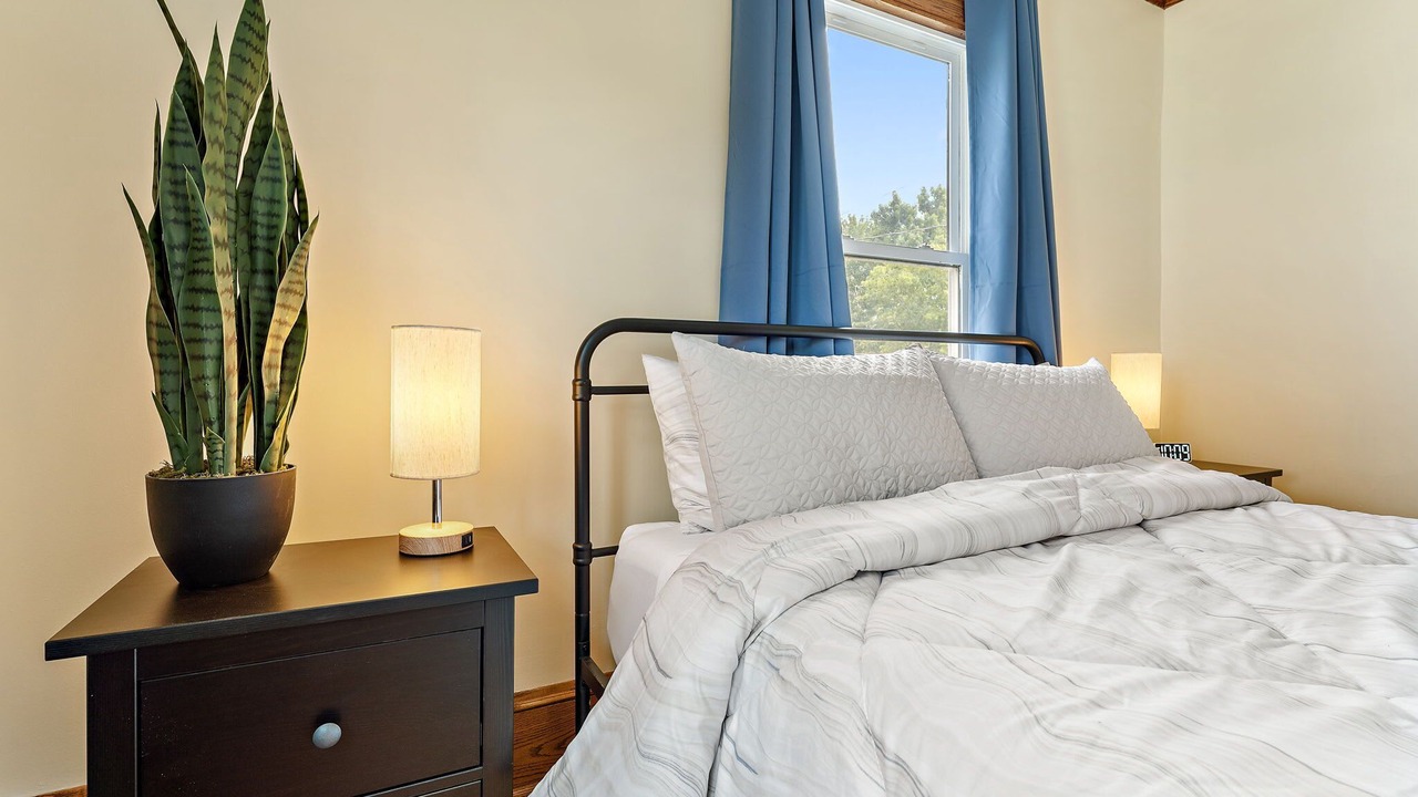 Photo of Bedroom in Lyn-Lake