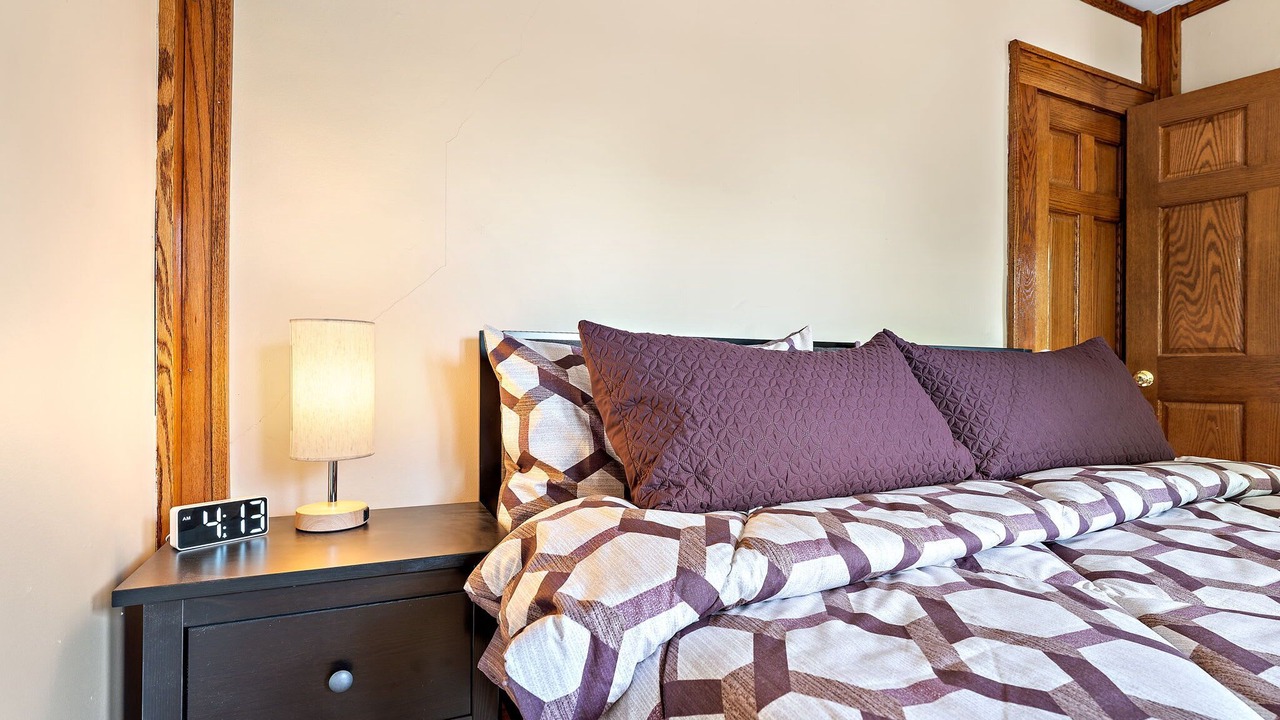 Photo of Bedroom in Lyn-Lake