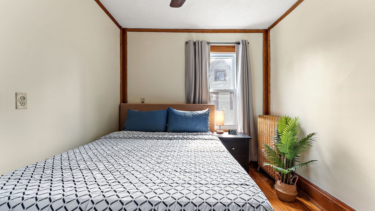 Photo of Bedroom in Lyn-Lake