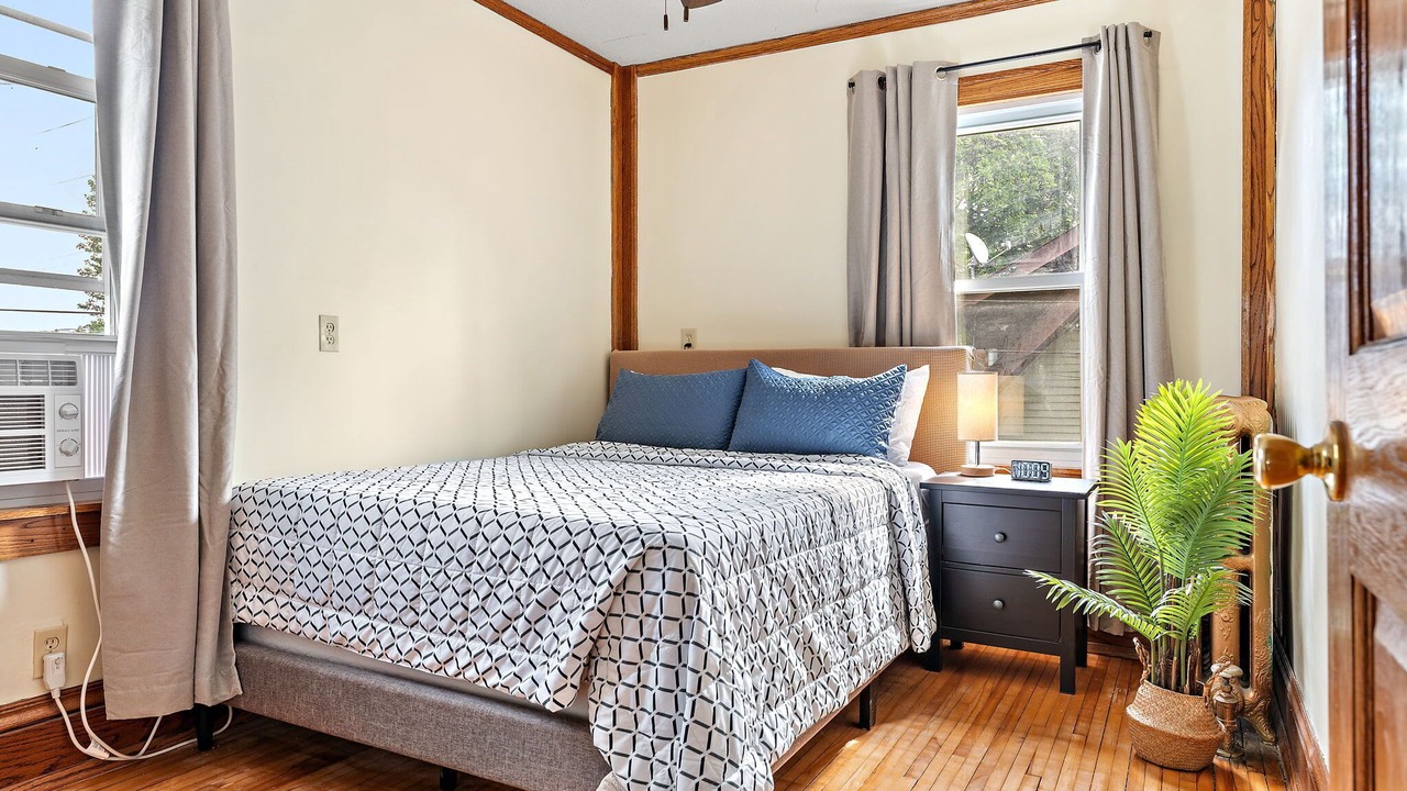 Photo of Bedroom in Lyn-Lake