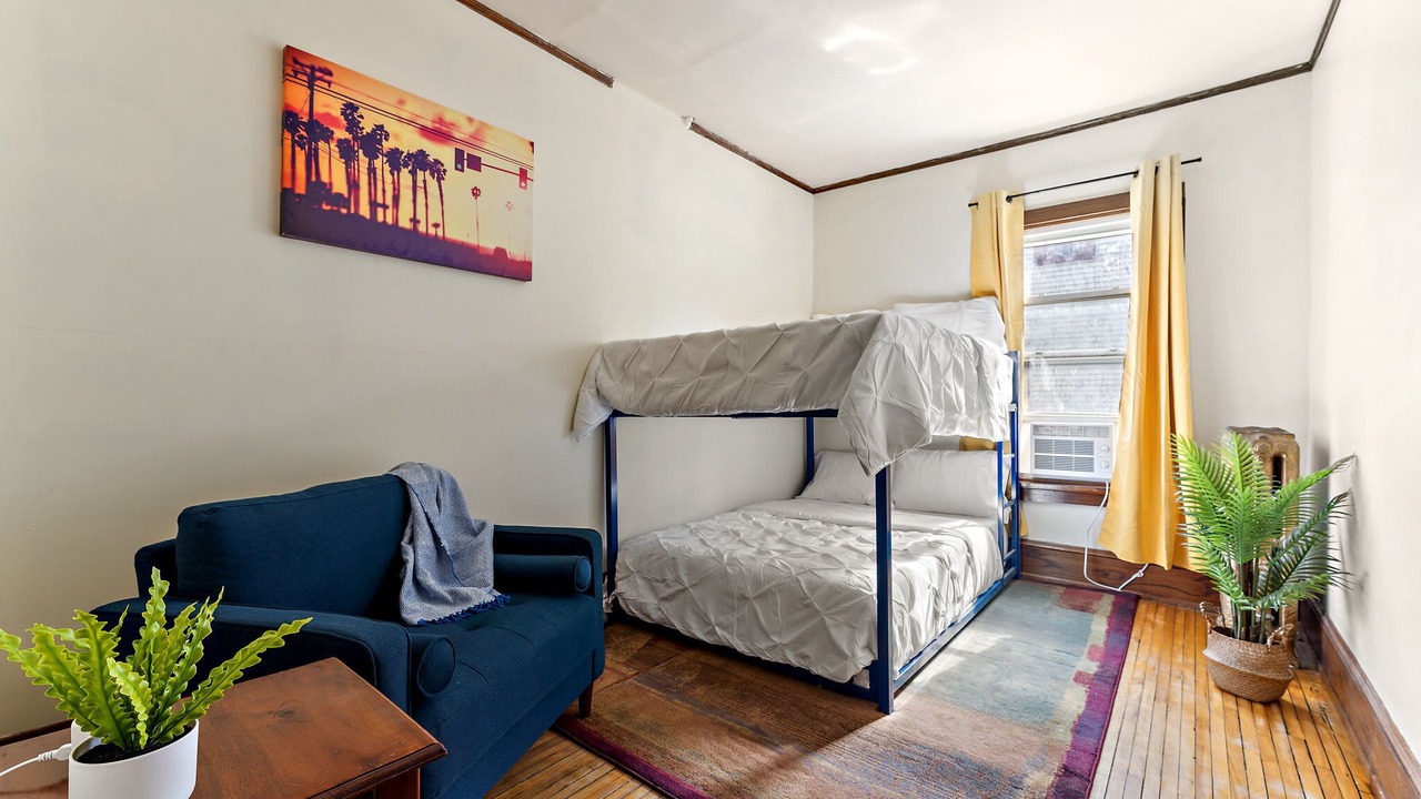 Photo of Bedroom in Lyn-Lake