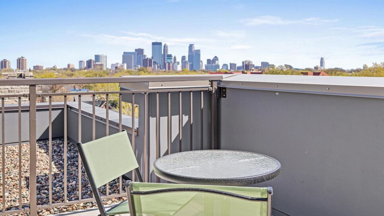 Photo of Patio Balcony in Lyn-Lake