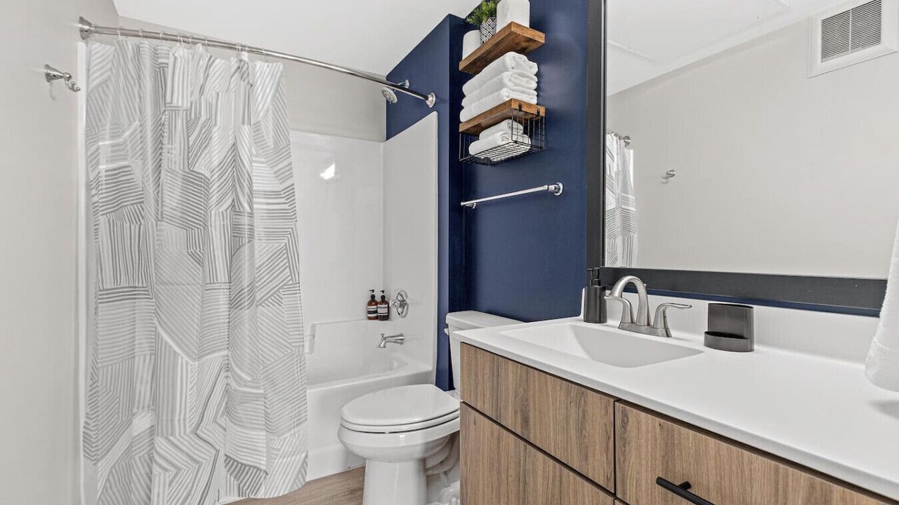 Photo of Bathroom in Lyn-Lake
