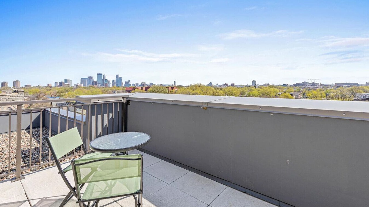 Photo of Patio Balcony in Lyn-Lake