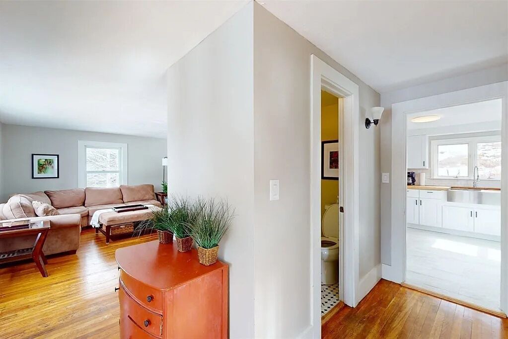 Photo of Livingroom in Shelburne