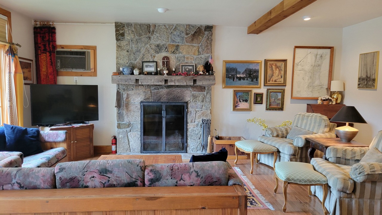 Photo of Livingroom in Huletts Landing