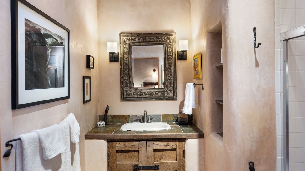 Photo of Bathroom in Canoncito